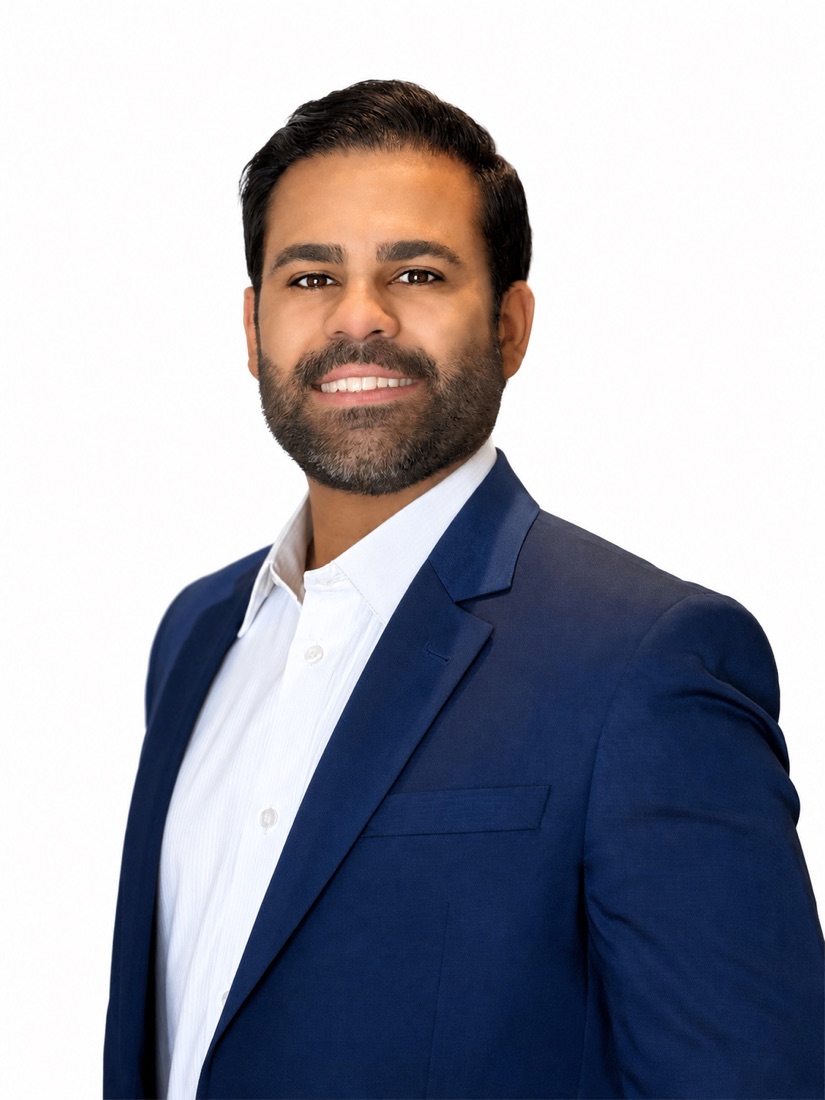 Leandro Matias, planejador financeiro CFP®, de terno azul